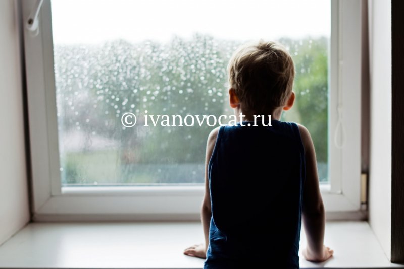 Мальчик сидит на окне