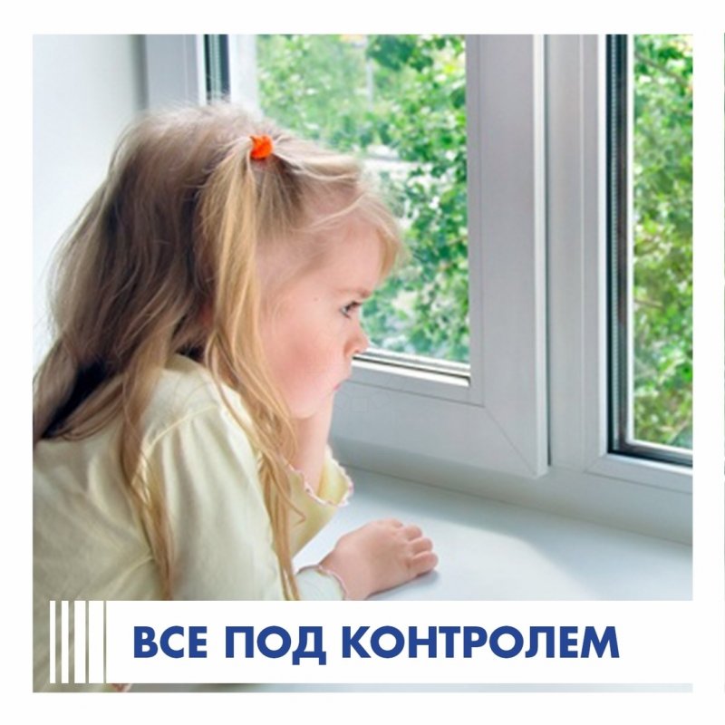Девочка подросток у окна