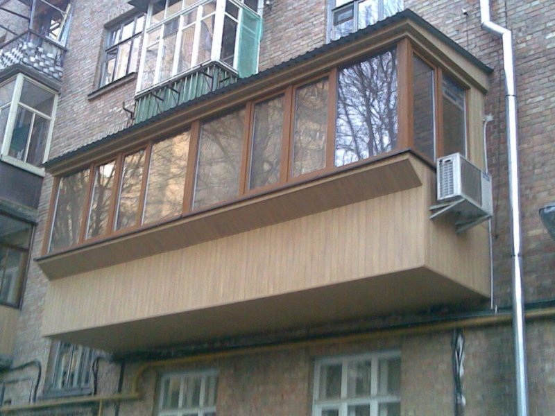 Остекленный балкон снаружи