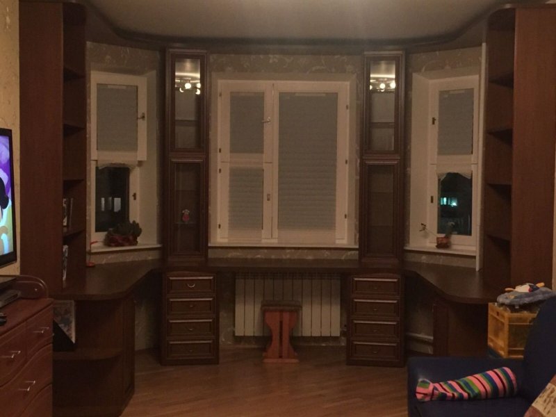 Письменный стол в эркере