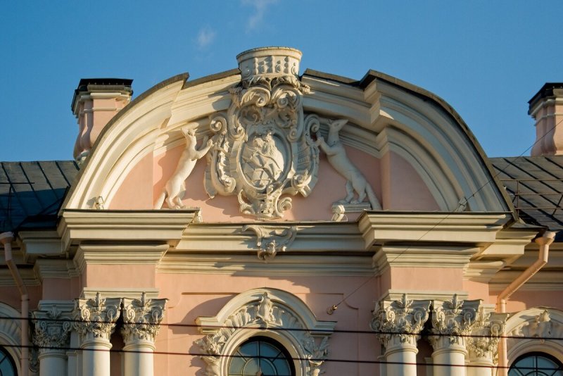 Особняк Строгановых в Петербурге фронтон