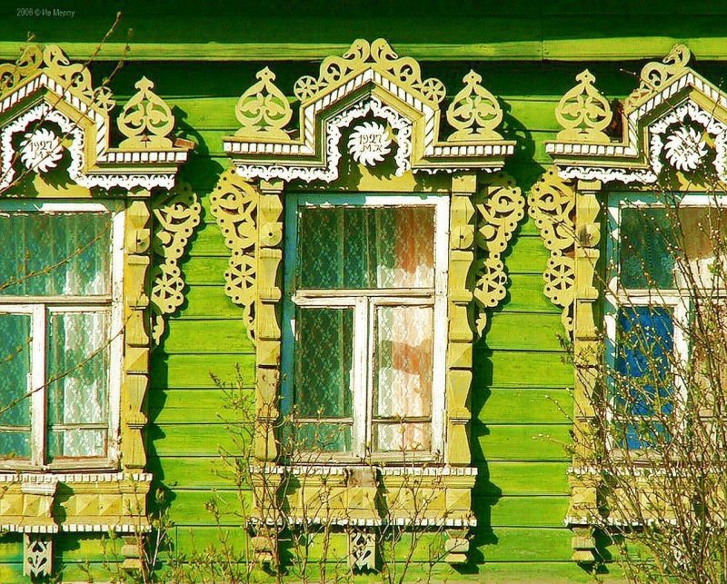 Русская изба с резными наличниками
