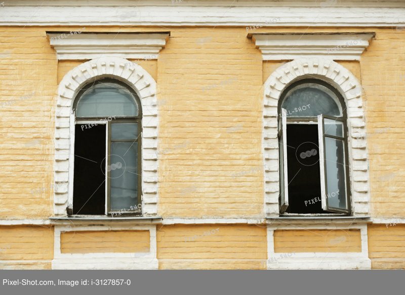 Старые постройки с арочными окнами
