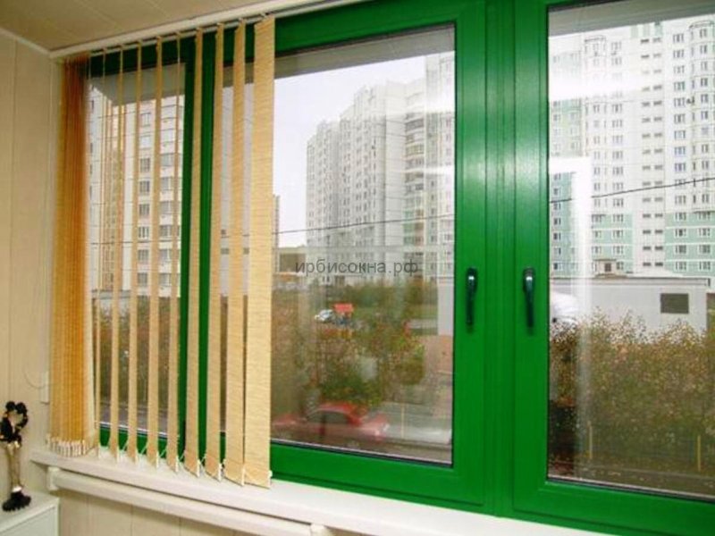 Цветные пластиковые окна в интерьере