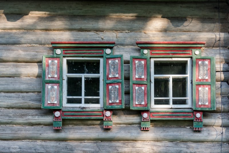 Домик со ставнями