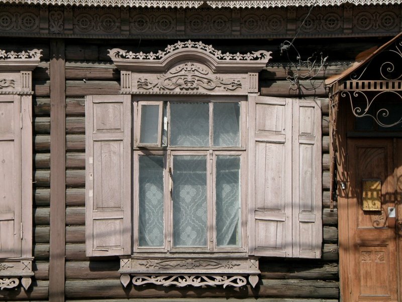 Старое окно со ставнями