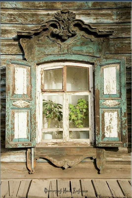 Старинное деревянное окно