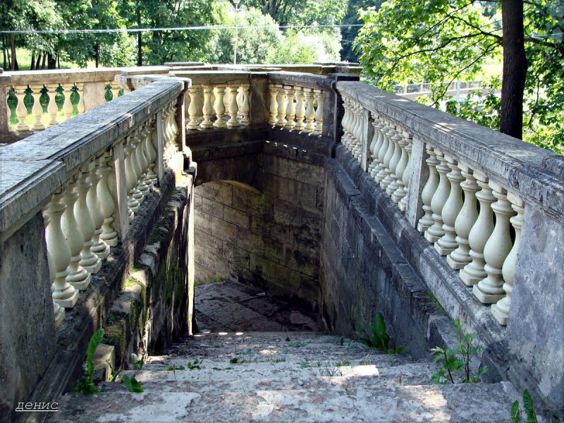 Старинный каменный парапет