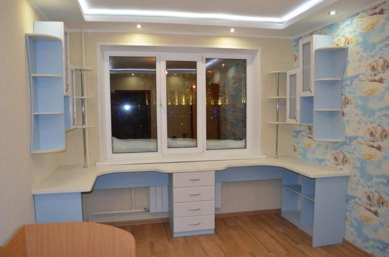 Стол у окна для школьника