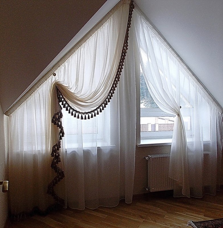 Карниз на треугольное окно
