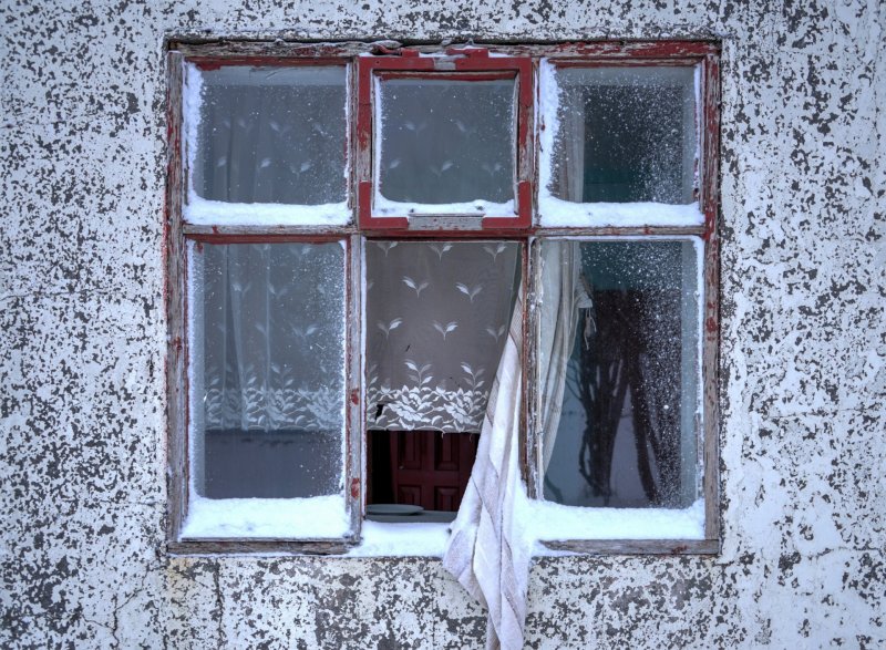 Окно снаружи зимой