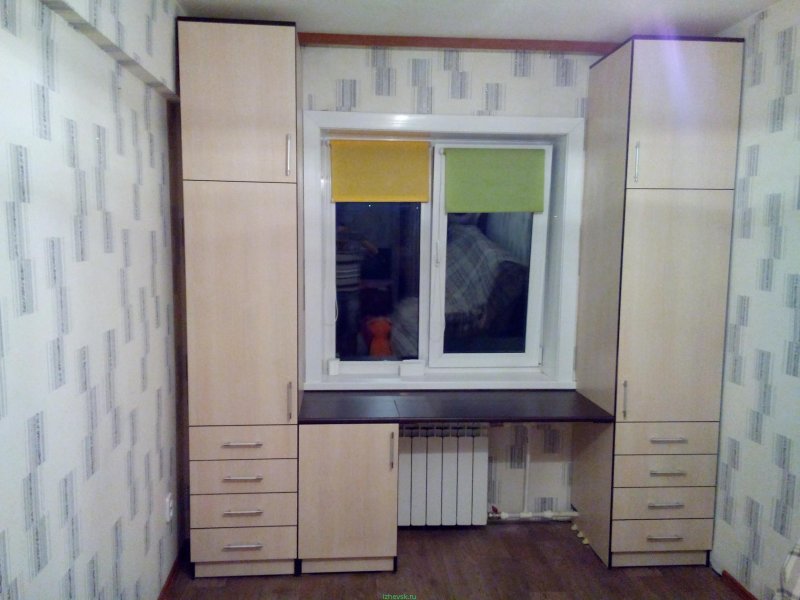 Стенка у окна со столом