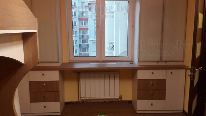 Стенка в детскую комнату возле окна