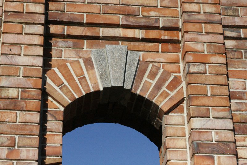 Кирпичная стена в интерьере