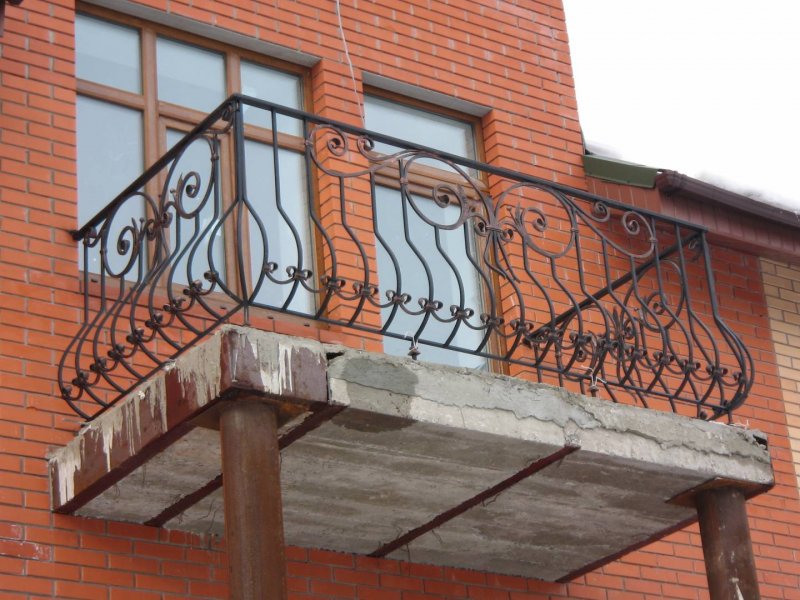 Кованый полукруглый балкон