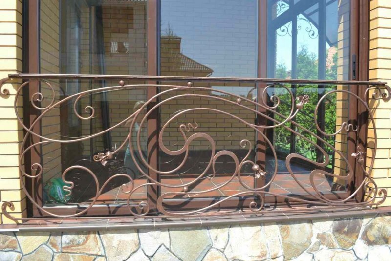 Кованые балконы и перила в классических особняках