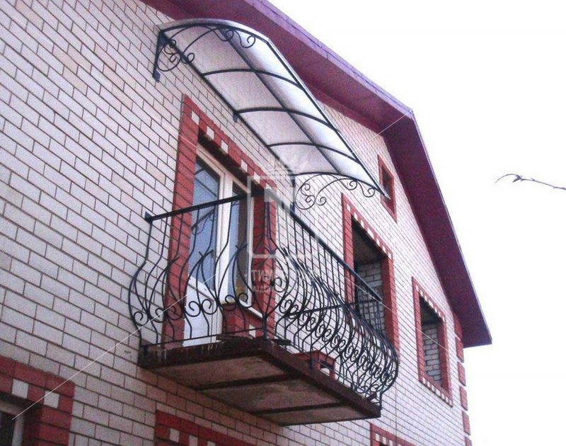 Кованый полукруглый балкон