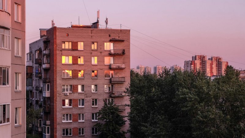 Вид из окна на панельный дом