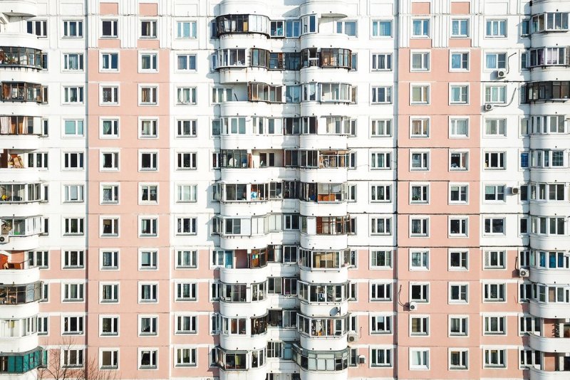 Черный многоэтажный дом