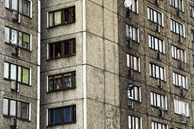 Окно панельного дома