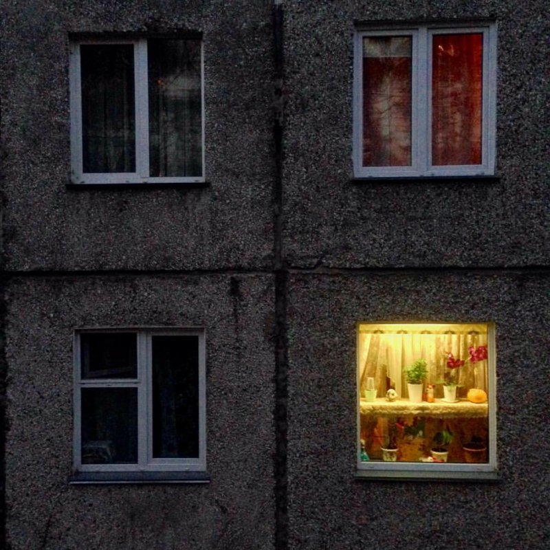 Свет в окне многоэтажки