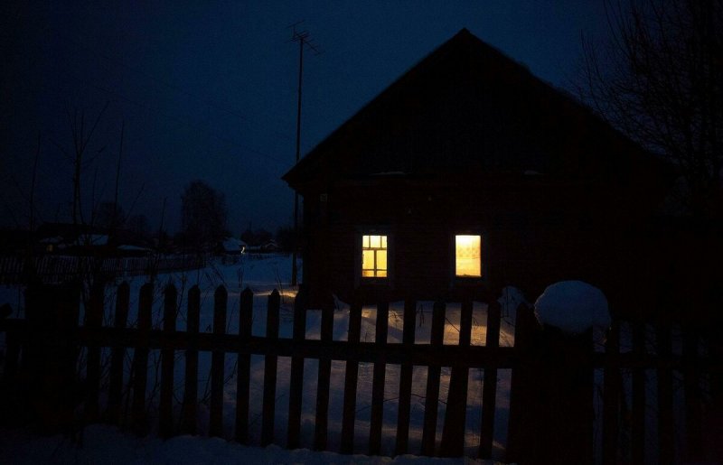 Дом в деревне ночью