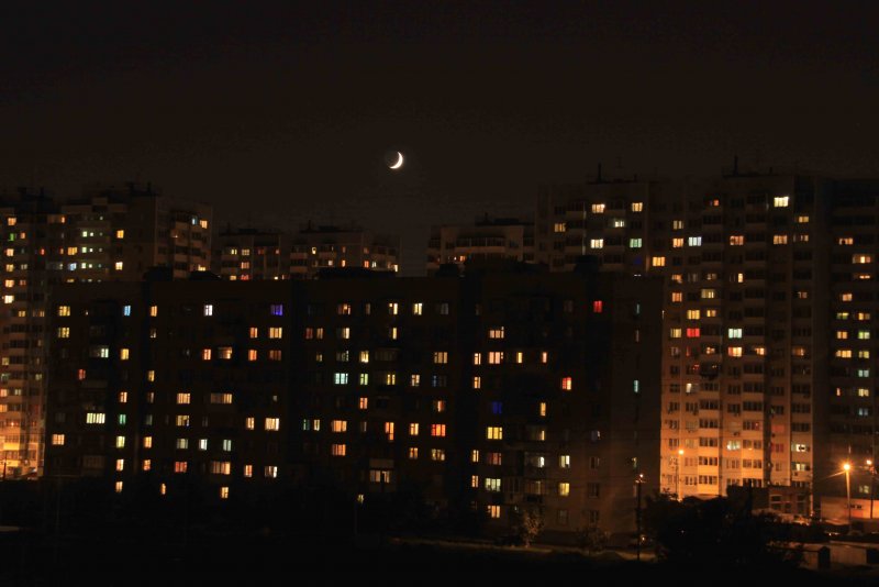 Ночной город из окна многоэтажки
