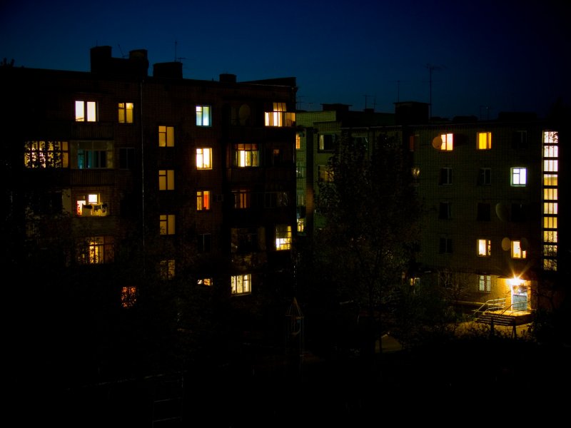 Панельный дом ночью