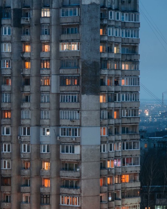 Окна домов на закате