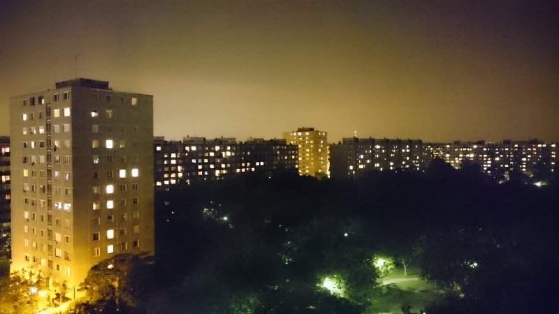 Многоэтажный дом ночью