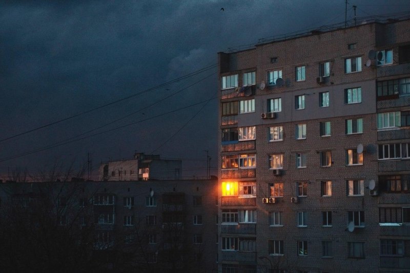 Многоэтажный дом ночью