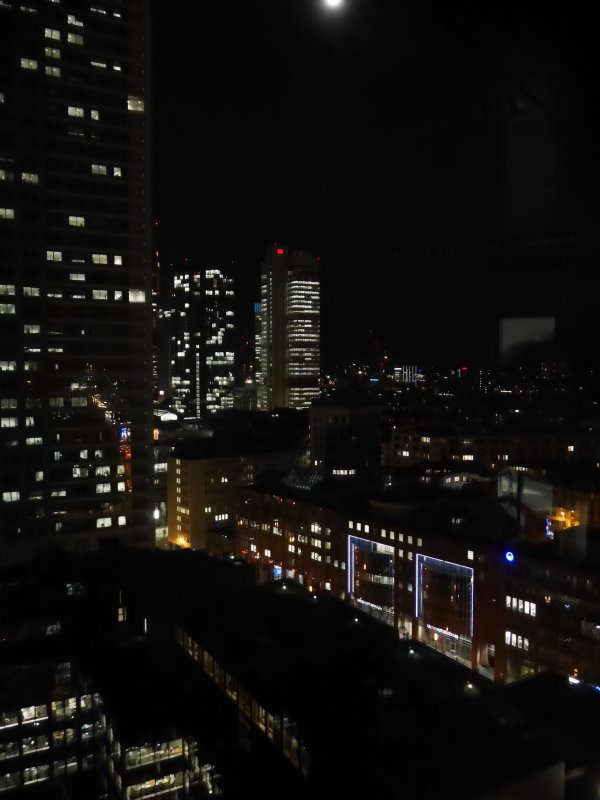 Многоэтажки в Москве ночью