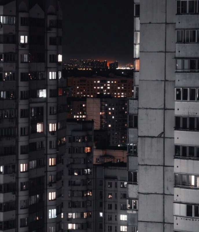 Низ многоэтажного дома ночью