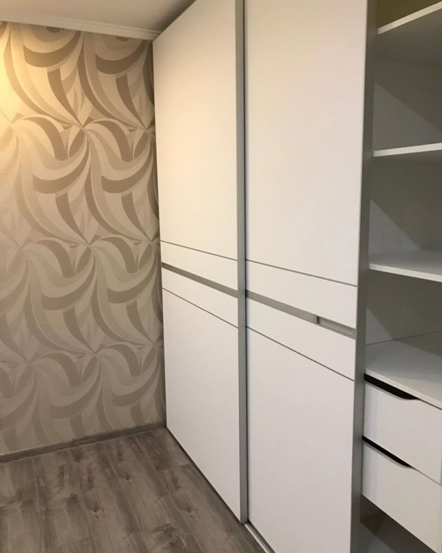 Шкаф с тонированным стеклом