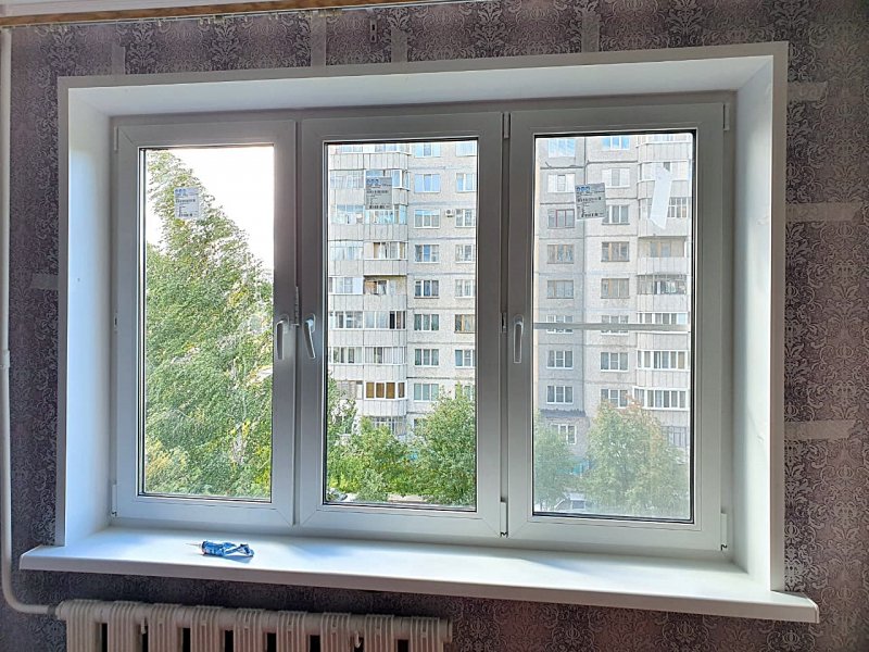 Трехстворчатое окно Rehau