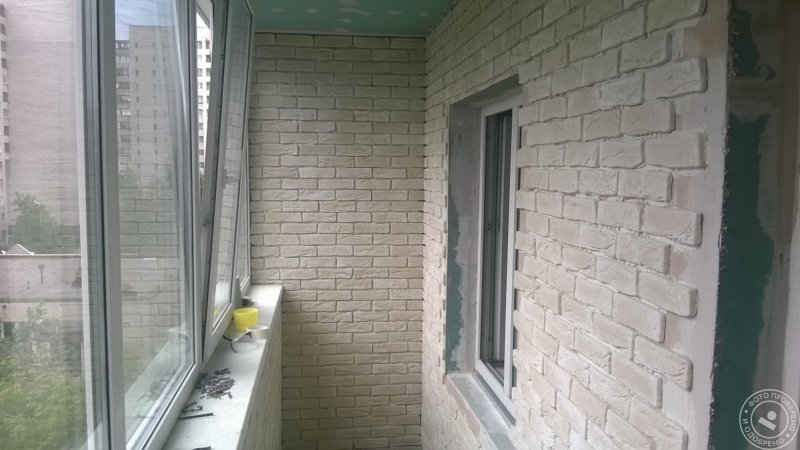 Отделка балкона декоративным камнем