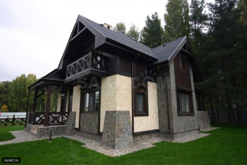 Комбинированные фасады домов из штукатурки и дерева