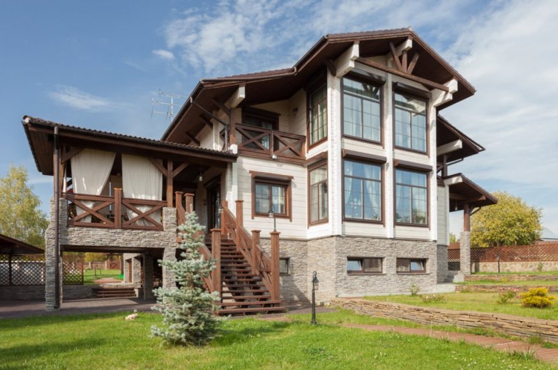 Комбинированные коттеджи из кирпича и дерева