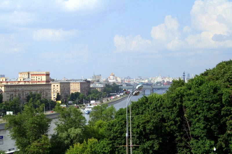 Вид из окна в Москве летом
