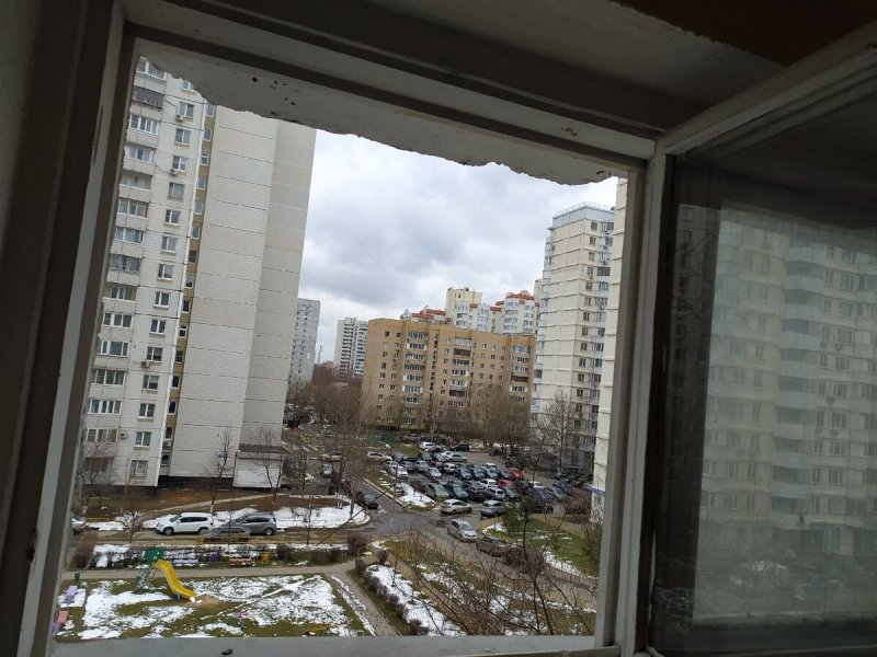 Вид из окна на стройку