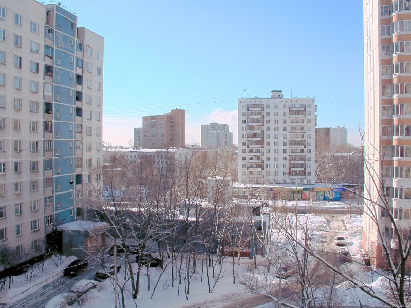 Вид из окна многоэтажки во двор
