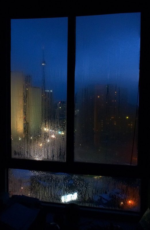 Вид ночного города из окна