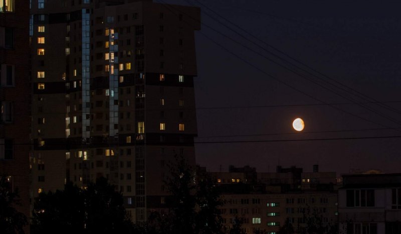 Ночное окно черно белое