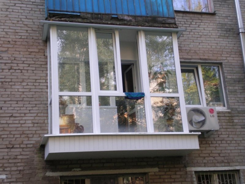 Панорамный балкон в хрущевке