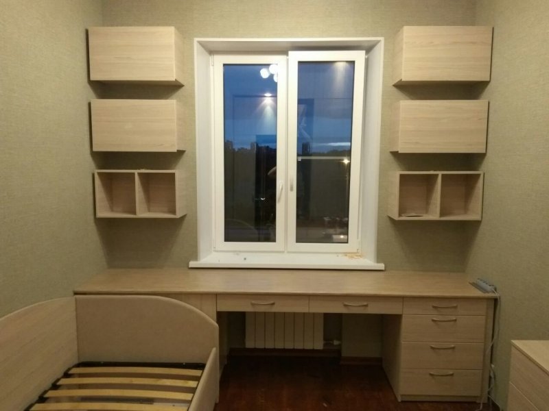 Рабочая зона у окна для школьника
