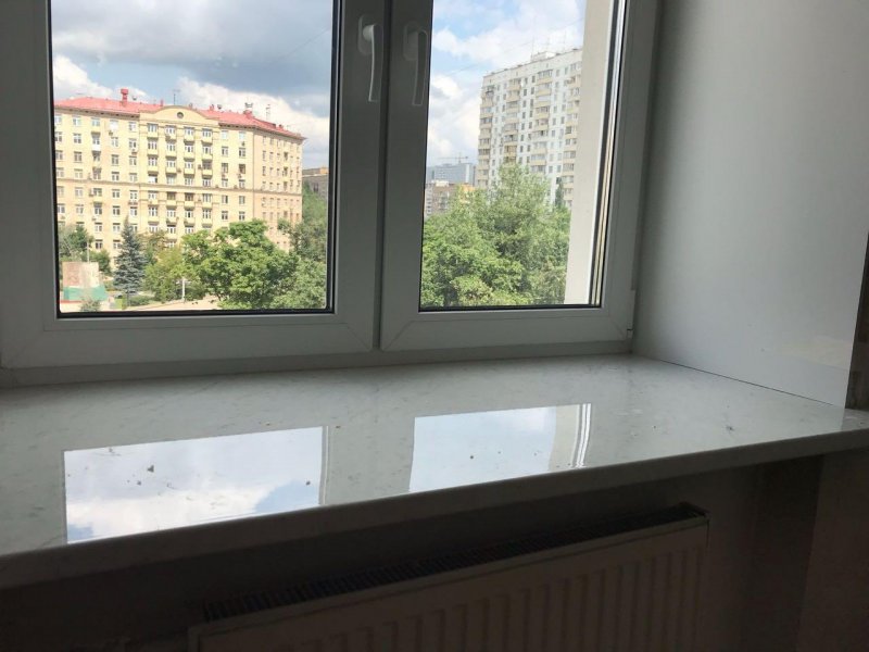 Скамья у окна с подушками