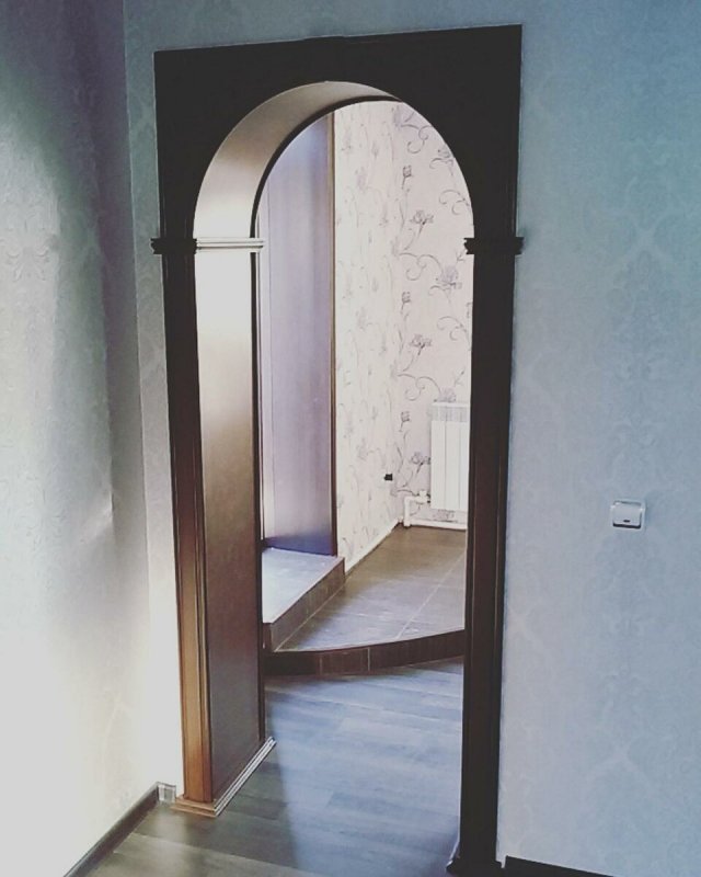 Столовая с арочными окнами