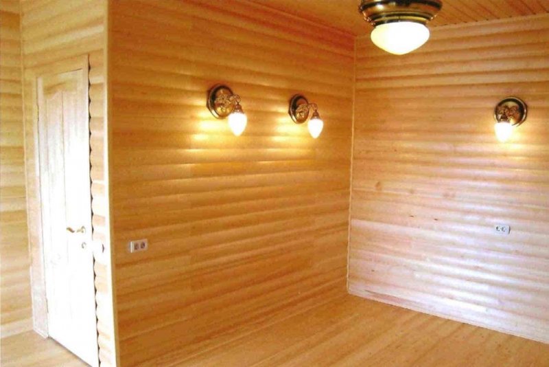 Интерьер спальни отделанной имитацией бруса