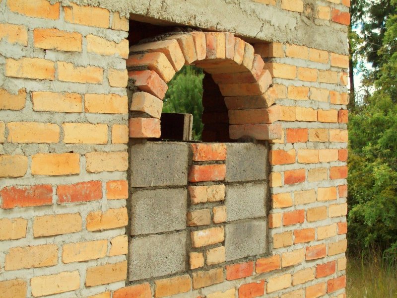 Церковь из красного кирпича с аркой