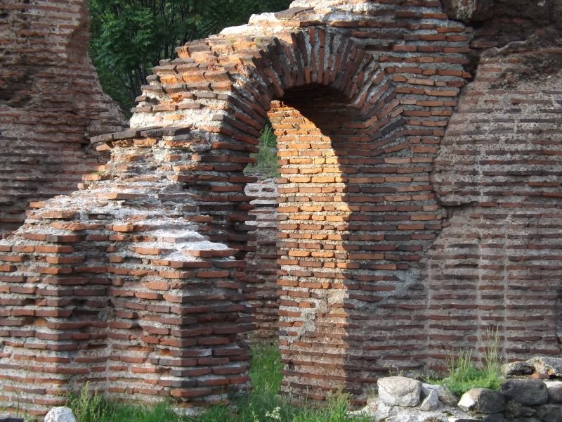Кирпичная полуарка